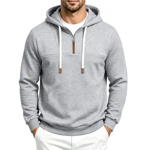 Herren lässiger grauer Kapuzenpullover mit Halbreißverschluss Detail und Kordelzug.