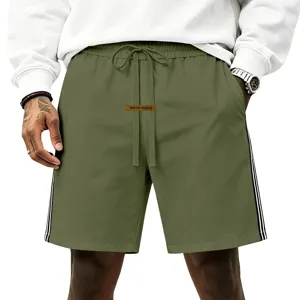 Vue détaillée de short de sport décontracté pour homme vert armée avec cordon et bandes.