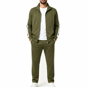 Nahaufnahme der olivgrünen sportlichen Reißverschlussjacke mit weißen Seitenstreifen.