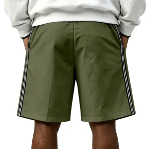 Vue détaillée de shorts décontractés pour hommes vert olive avec doubles bandes.