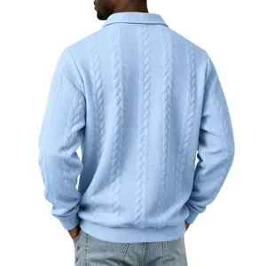 Close-up achterkant van heren lichtblauwe kabelbreisel met lange mouwen polo sweatshirt.