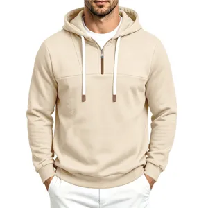 Detailansicht des lässigen Herren Halb-Reißverschluss Hoodies in Khaki mit weißen Kordeln.
