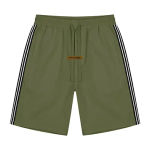 Short de sport décontracté vert olive pour homme avec cordon et bandes latérales pour l'été.