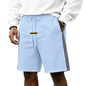 Détails en gros plan du short de sport décontracté pour homme avec bandes latérales et cordon.