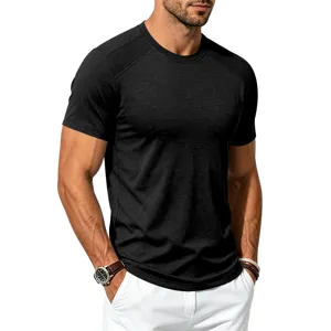 Nahaufnahme des schwarzen Herren Kurzarm T Shirts mit atmungsaktiven Mesh Einsätzen.