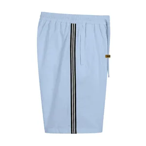 Short de sport de loisirs pour homme bleu clair avec cordon et bandes latérales en été.