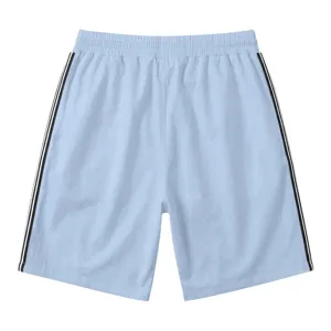 Vue détaillée de short de sport décontracté bleu clair avec bandes latérales élégantes.
