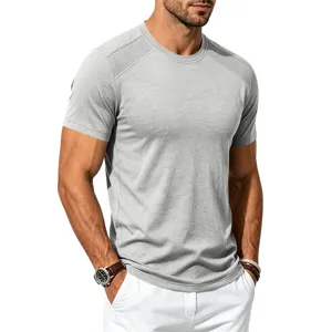 Graues sportliches Kurzarm-T-Shirt mit Mesh-Schultereinsatz für Herrentraining.