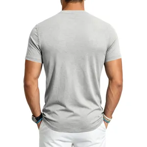 Rückansicht Detail des grauen Herren Kurzarm Fitness T-Shirts, atmungsaktives Meshgewebe.
