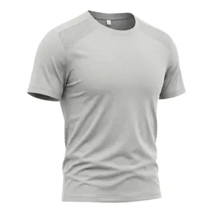 Nahaufnahme des grauen athletischen Kurzarm-T-Shirts mit atmungsaktiven Mesh-Schultern.