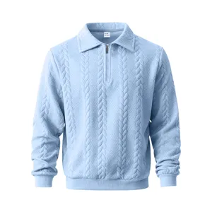 Lichtblauw getextureerd poloshirt met lange mouwen, ritshals en geribde boorden, detailweergave.