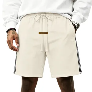Short de sport décontracté et ample pour homme avec bandes latérales et patch pour l'été.