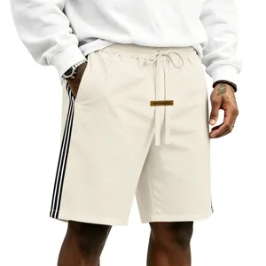 Short de sport décontracté pour homme avec cordon de serrage et élégantes bandes latérales.