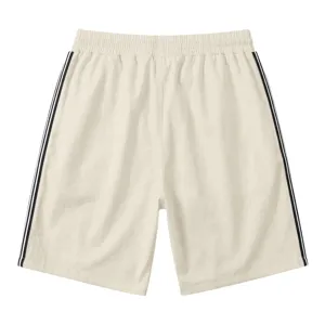 Vue détaillée de short décontracté pour homme avec bandes latérales et taille élastique.
