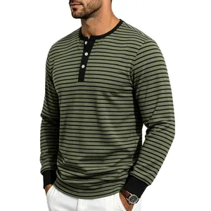 Détail de la chemise Henley à manches longues rayée pour homme avec boutons classiques.