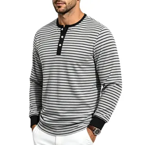 Vue détaillée du t-shirt Henley à manches longues pour homme rayé et confortable pour le loisir.