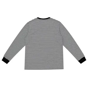 Vue détaillée de t-shirt à manches longues rayé noir et blanc pour homme, col rond.