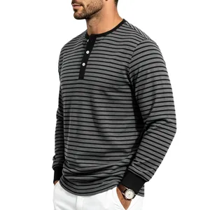 T-shirt Henley à manches longues rayé gris et noir pour homme avec patte de boutonnage.