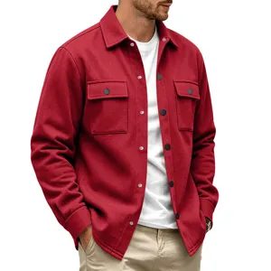 Vue détaillée de la surchemise de travail rouge doublée de polaire pour homme.