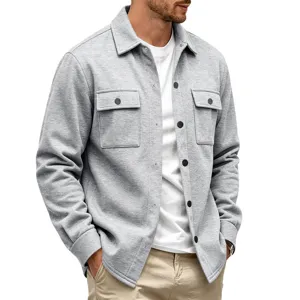 Détail de chemise veste polaire grise pour homme, vêtement d'extérieur décontracté.