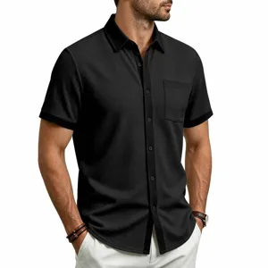 Close-up detail van heren zwart wafelbreisel shirt met korte mouwen en contrasterende kraag.