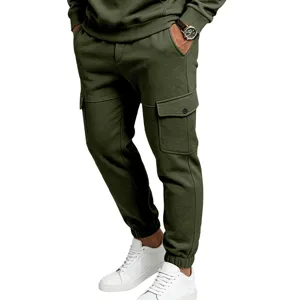 Pantalon de jogging cargo doublé polaire pour homme vert olive, style décontracté.