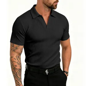 Polo negro acanalado para hombre con cuello en V, prenda de verano ajustada y elegante.