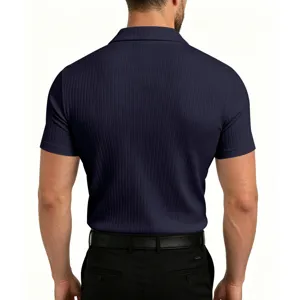 Vista posterior detallada de polo de punto acanalado azul oscuro para hombre, slim fit.