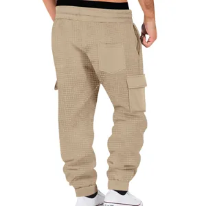 Pantalón cargo casual para hombre de tejido gofrado con múltiples bolsillos y cordón.