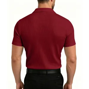 Detalle de la vista trasera de un polo ajustado de canalé burdeos para hombre.