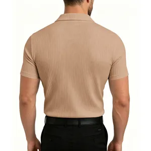 Detalle de la espalda de polo de punto acanalado de manga corta con cuello en V para hombre.