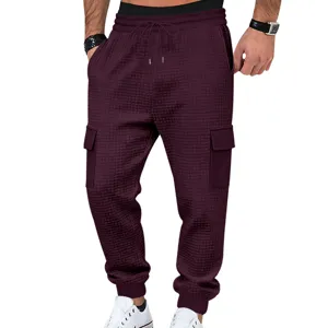 Pantalón cargo tipo gofre casual para hombre con cintura de cordón y bolsillos prácticos.