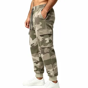Men's camo fleece-lined cargo sweatpants, casual loose outdoor joggers with pockets.