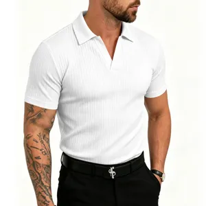 Polo de punto acanalado blanco para hombre de manga corta, elegante camiseta ajustada.