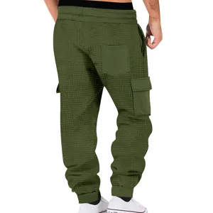 Pantalón cargo de hombre con textura waffle, múltiples bolsillos y cordón para otoño.