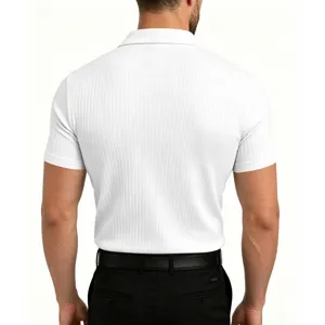 Vista detallada del polo de manga corta acanalado blanco para hombre con tejido elástico.