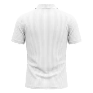 Vista detallada trasera del polo de canalé blanco para hombre con mangas cortas transpirables.