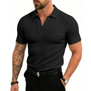 Polo negro acanalado de manga corta para hombre, corte slim cuello V top verano.