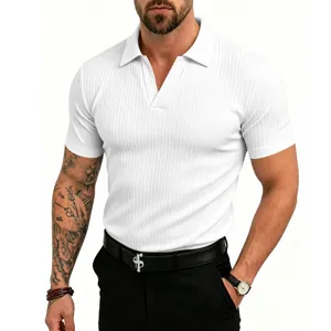 Polo de hombre blanco de punto acanalado de manga corta con cuello en V slim fit de verano.