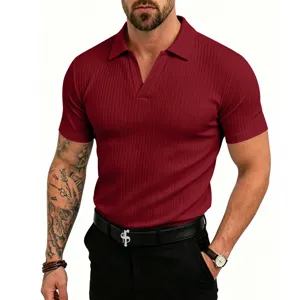 Polo de hombre burdeos acanalado con cuello en V, manga corta, corte ajustado, parte superior de verano.