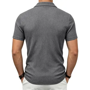 Vista detallada trasera de polo gris acanalado para hombre, camiseta casual manga corta.