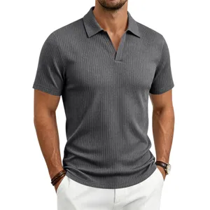 Vista detallada de polo de canalé para hombre con cuello en V y textura de tela.