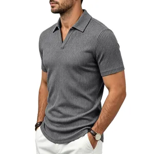 Primer plano del polo gris de canalé para hombre con cuello en V y textura de punto clara.