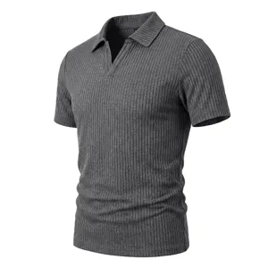Vista detallada de un polo de punto acanalado gris oscuro para hombre con textura y cuello elegante.