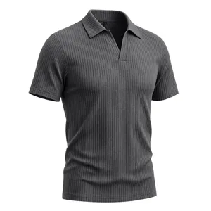 Primer plano detallado del polo de punto acanalado gris oscuro con cuello en V.