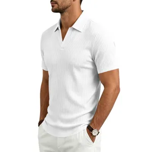 Detalle polo hombre blanco acanalado cuello V manga corta, estilo casual de verano.