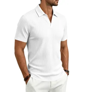 Primer plano del tejido de punto acanalado blanco y el cuello en V de la camisa polo.