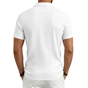 Vista posterior detallada del polo blanco acanalado para hombre, textura de punto y ajuste.