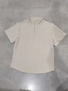 Κομψό ανδρικό κοντομάνικο t-shirt με όρθιο γιακά και φερμουάρ για casual εμφάνιση.