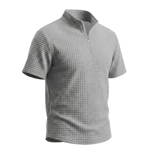 Λεπτομέρεια από γκρι ανδρικό waffle πλεκτό t-shirt με μισό φερμουάρ και όρθιο γιακά